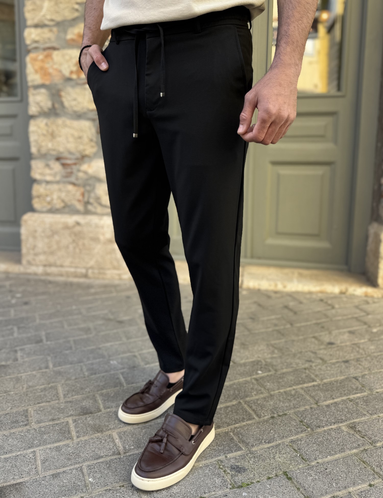 Ανδρικό υφασμάτινο μαύρο παντελόνι με κορδόνι και κουμπί FCL5785 φωτογραφία